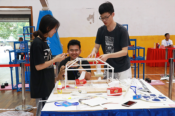 参赛小组成员合作完成模型制作 太阳集团tyc539宣传部 隋明潓 摄0.jpg